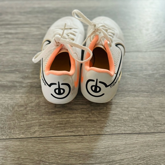 Nike youth tiempo soccer cleats size 1 1/2 - Picture 3 of 5